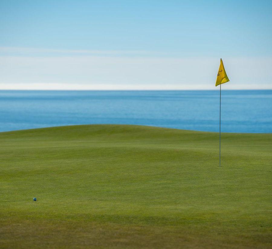 Golfplatz mit Blick aufs Meer