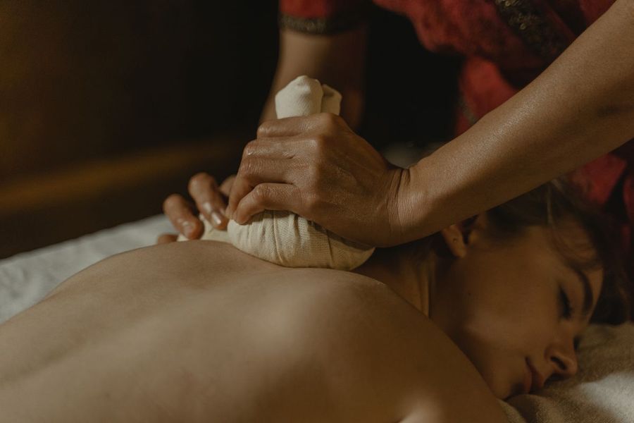 Hände bei einer Massage, Nahaufnahme