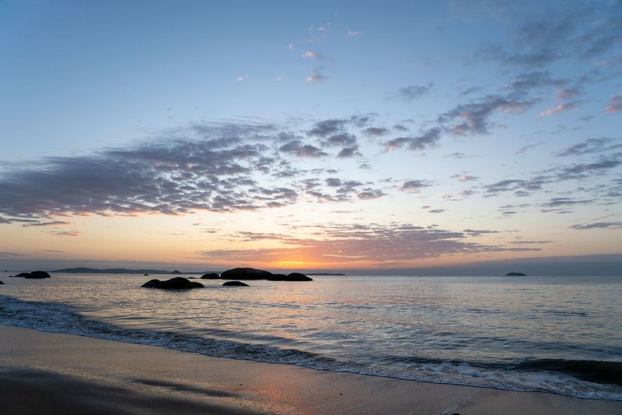 Sonnenaufgang über ruhigem Meer