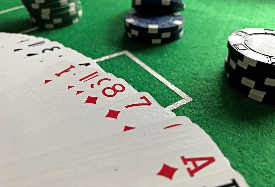 Spielkarten und Pokerchips auf grünem Filz
